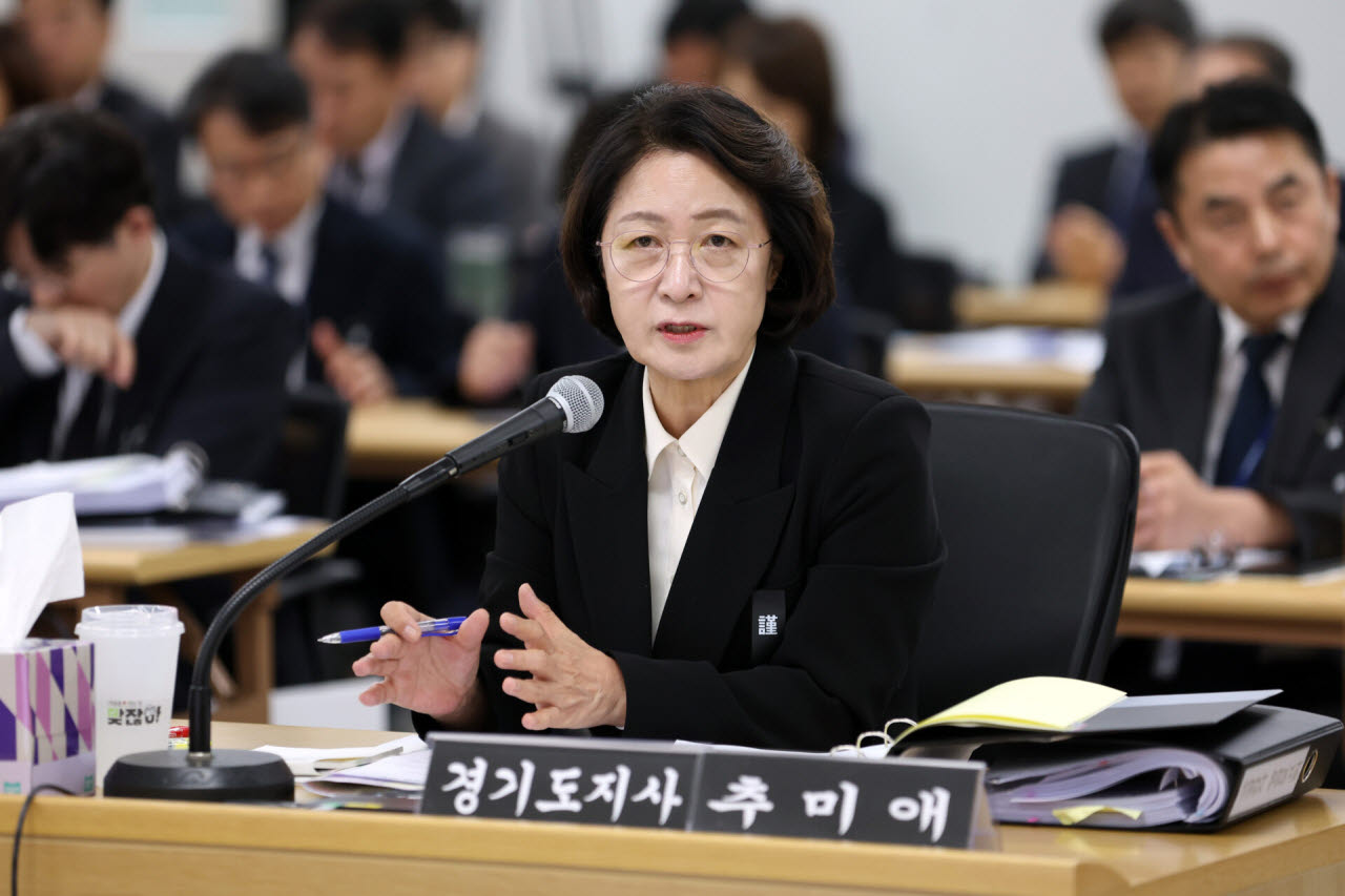 19일 오후 경기도청 율곡홀에서 열린 2026 국토교통위원회 국정감사에서 추미애 경기도지사가 질의에 답변하고 있다.(사진=경기도)