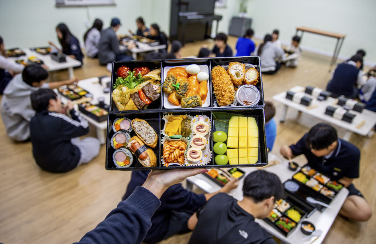 아워홈은 15일 서울 종로구 지역아동센터 2곳에 온더고BOX 약 90식을 전달했다.