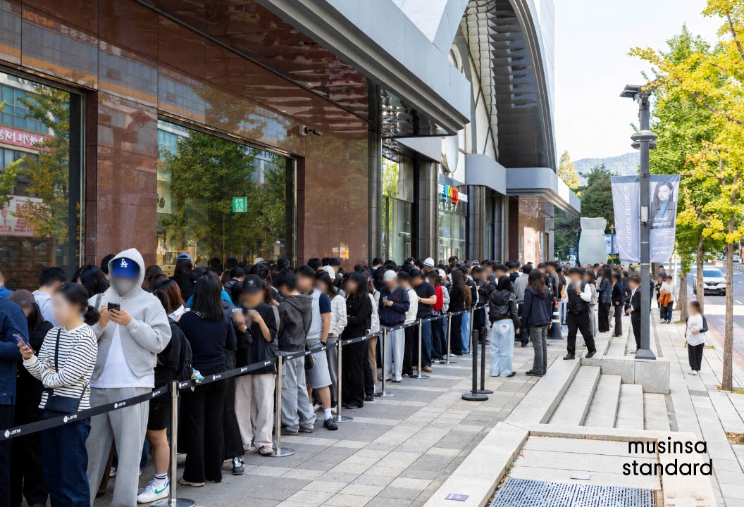 지난 15일 무신사 스탠다드 창원점 개점날, 입장을 기다리는 고객 대기 줄이 늘어서있다. (사진=무신사 스탠다드)