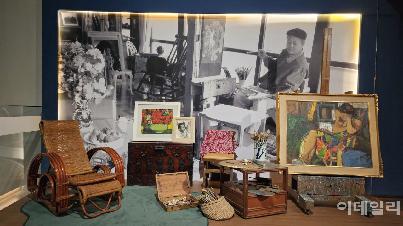 서울미술관 임직순 30주기 추모전 ‘내면의 세계를 그리고 싶다’ 전경. 화백과 작업실 풍경을 찍은 사진 앞으로 붓과 물감, 이젤과 팔레트 등 생전에 화백이 사용한 화구와 생활용품을 모았다. 모델들을 즐겨 앉혔다는 의자(왼쪽)은 실제로 작품에서 왕왕 보인다(사진=오현주 문화전문기자).
