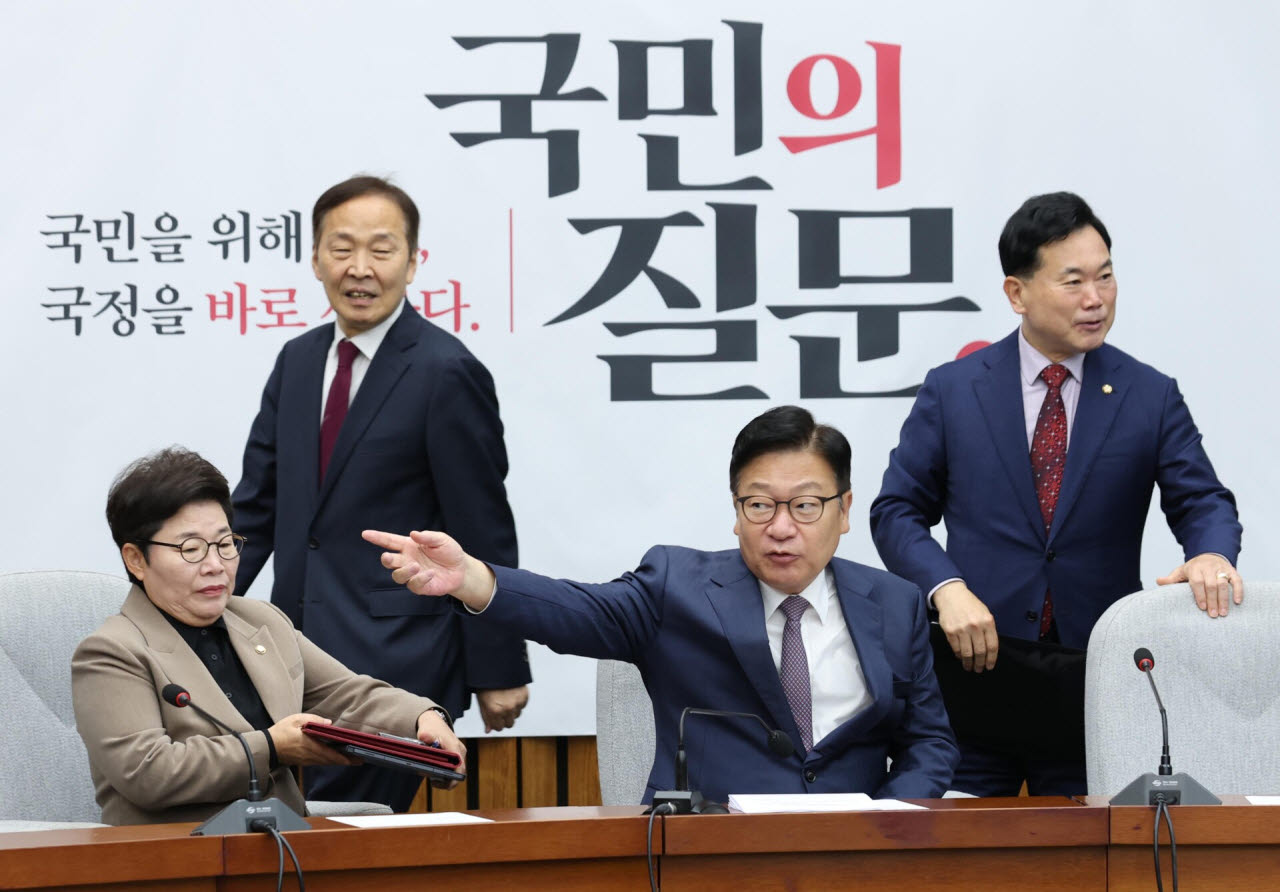 [이데일리 노진환 기자] 정점식 국민의힘 원내대표와 임이자 정책위의장이 20일 서울 여의도 국회에서 열린 국정감사대책회의에 참석하고 있다.