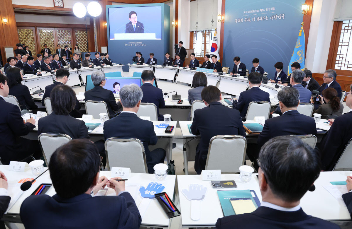 이재명 대통령이 4월 15일 청와대에서 열린 규제합리화위원회 제1차 전체회의에서 발언하고 있다.(사진=연합뉴스)