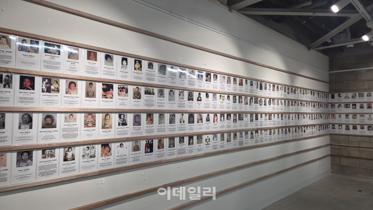 캠프하우즈 내 평화뮤지엄 S827(옛 미군 매점 건물) 내부에 새롭게 조성한 '해외 한국 입양인의 공간'.(사진=파주시)
