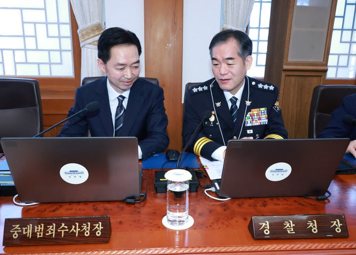 김지용 중대범죄수사청장(왼쪽)과 김종철 경찰청장 직무대행이 20일 이재명 대통령 주재로 청와대에서 열린 국무회의에 참석해 나란히 앉아 있다. (사진=연합뉴스)