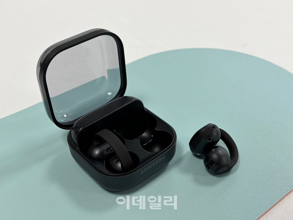 갤럭시 최초 클립형 무선 이어폰 ‘갤럭시 버즈 온’ (사진=신영빈 기자)
