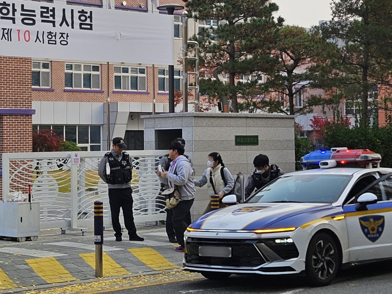 2026학년도 대학수학능력시험날인 작년 11월 13일 인천 부평구 부평고등학교 교문에서 한 수험생이 입실 마감 직전 순찰차에서 내려 급히 시험장으로 들어가고 있다.(사진=뉴시스)