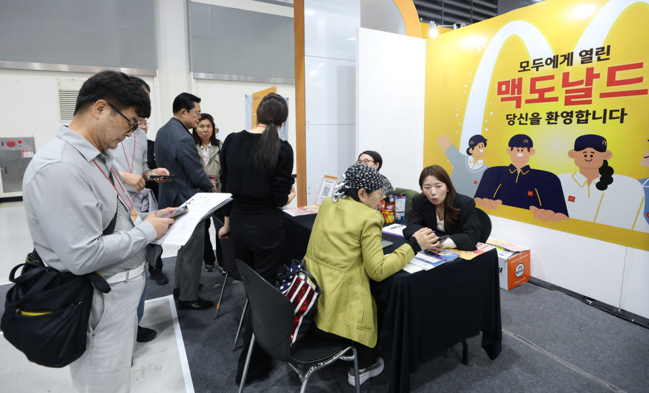 20일 서울 서초구 aT센터에서 열린 '서울시 중장년 일자리박람회 2026'에서 구직자들이 기업 면접을 기다리고 있다.