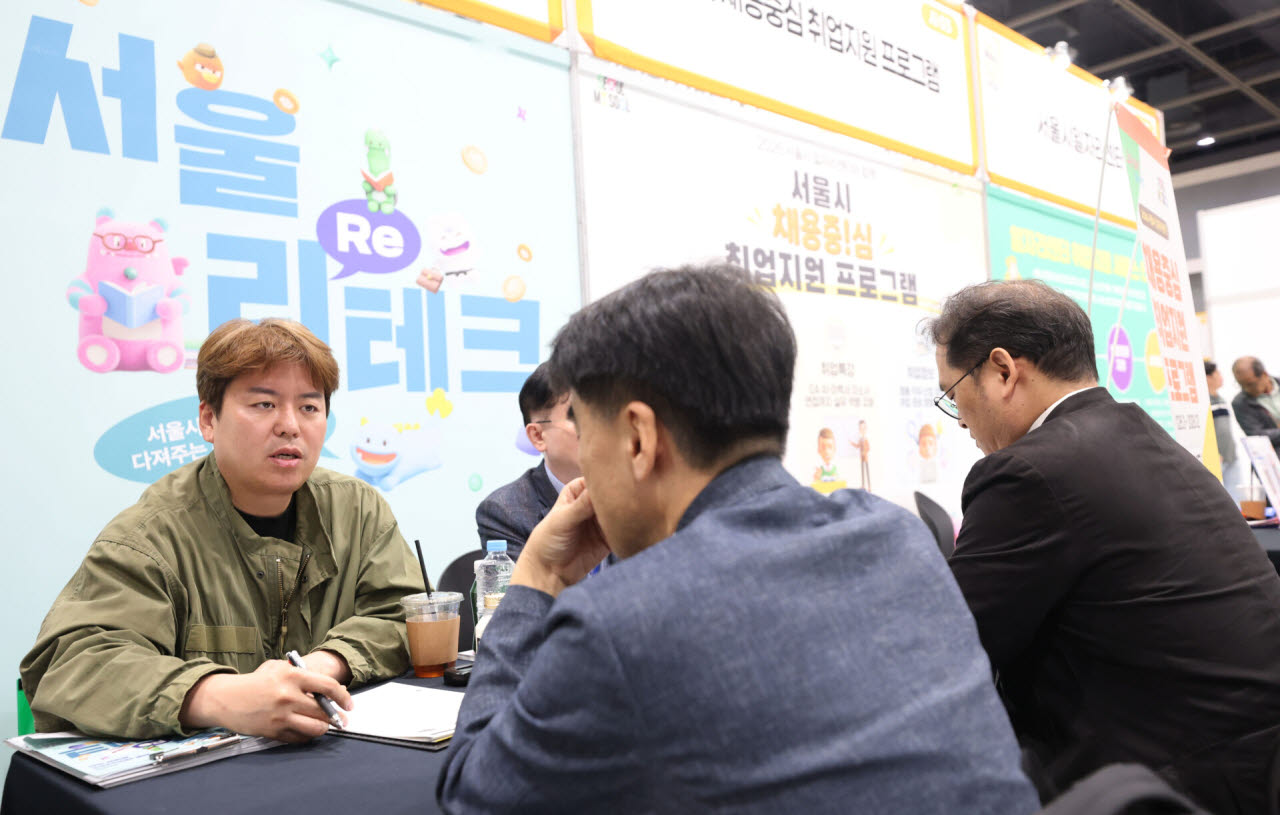 20일 서울 서초구 aT센터에서 열린 '서울시 중장년 일자리박람회 2026'에서 구직자들이 채용 상담을 받고 있다.