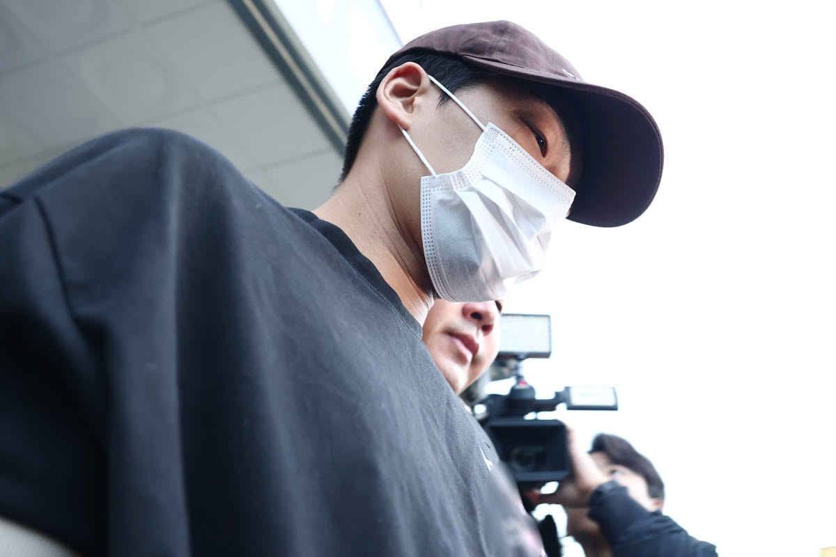 장모 살인 및 아내 납치사건 피의자 김성우가 20일 서울 송파경찰서에서 공소청으로 송치되고 있다. (사진= 연합뉴스)