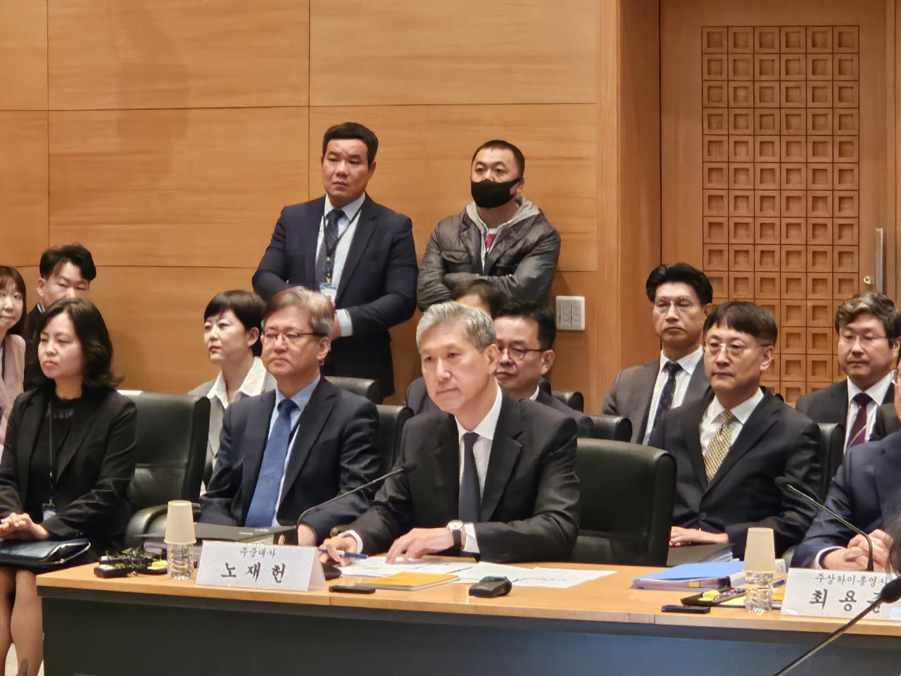 노재헌(가운데) 주중한국대사가 20일 오전 중국 베이징 주중한국대사관에서 국회 외교통일위원회의 국정감사에서 질문을 듣고 있다. (사진=이데일리 이명철 특파원)