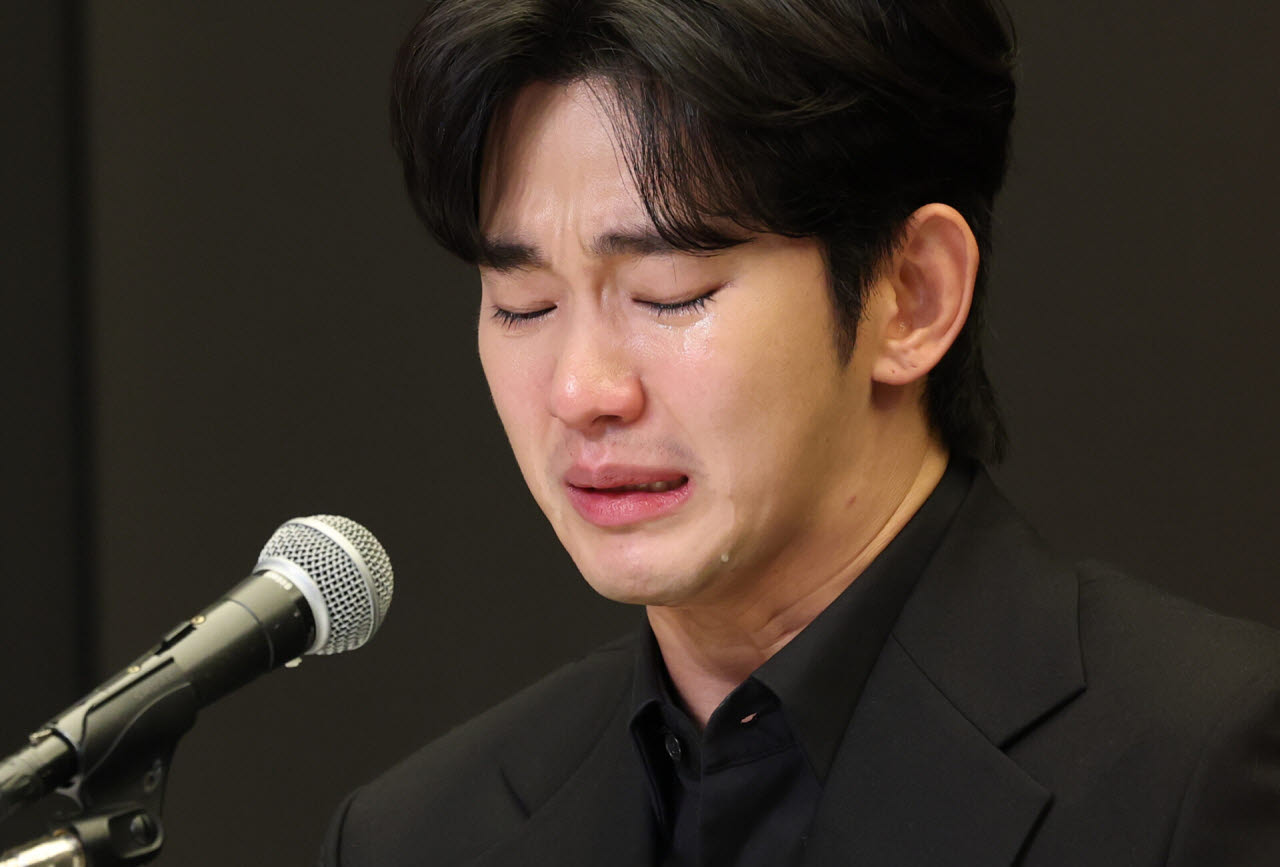 배우 김수현이 서울 마포구 스탠포트호텔에서 긴급 기자회견을 열고 고(故) 김새론이 미성년자일 때부터 교제했다는 의혹을 비롯한 각종 논란에 대해 입장을 밝히고 있다. (사진=뉴스1)