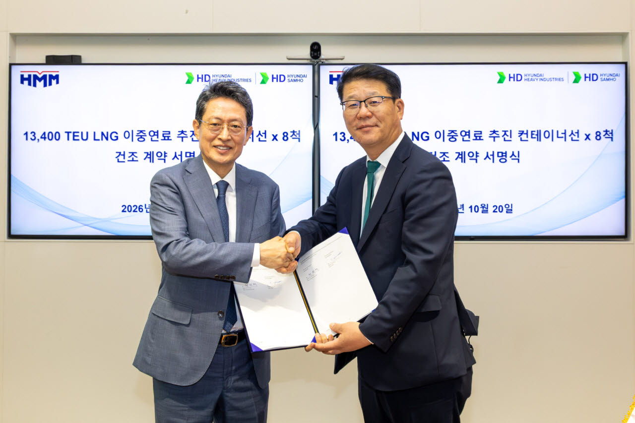 20일 판교 HD현대 글로벌R&D센터(GRC)에서 진행된 1만3000TEU급 LNG 이중연료 컨테이너선 건조 계약 서명식에서 최원혁(왼쪽) HMM 대표이사 사장과 여용화 HD현대중공업 선박영업본부장 부사장이 기념촬영을 하고 있다.(사진=HMM 제공)