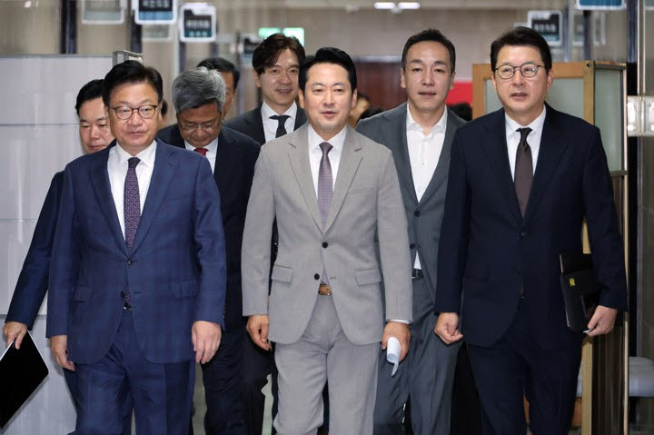 장동혁 국민의힘 대표와 정점식 원내대표 등 지도부가 19일 국회에서 열린 최고위원회의에 입장하고 있다. (사진=연합뉴스)