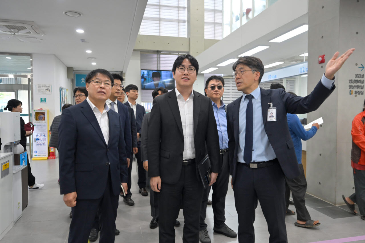 국가인공지능전략위원회 하정우 상근 부위원장과 서준범 AI기본의료 소그룹장이 평창보건의료원을 방문하여 현장을 둘러보고 있다. 사진=국가인공지능전략위원회