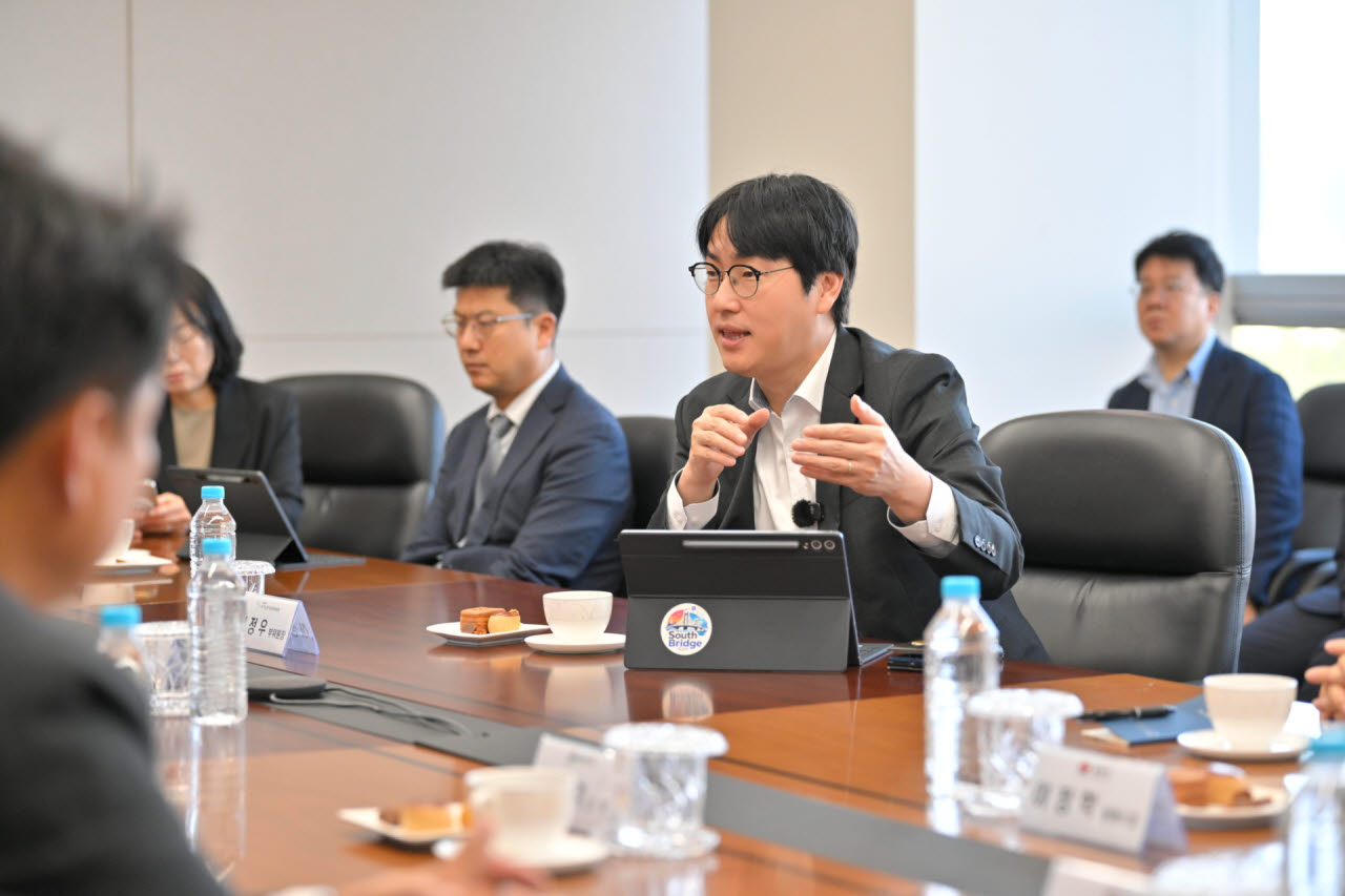 하정우 상근 부위원장이 GS동해전력을 방문하여 관계자들과 의견을 나누고 있다.