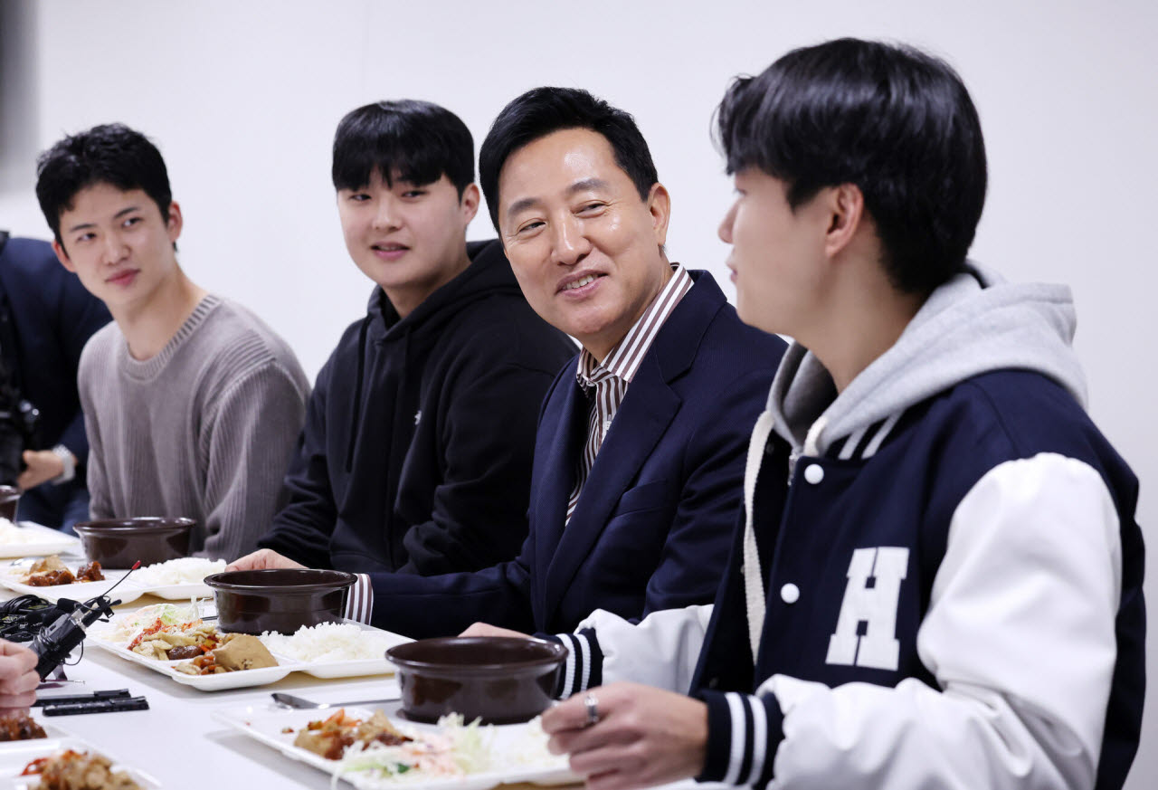 [이데일리 방인권 기자] 오세훈 서울시장이 20일 서울 마포구 홍익대학교 학생식당에서 학생들과 점심 식사를 하며 대화를 나누고 있다.오 시장은 이날 학생들의 취업과 대학 생활에 대한 고민을 듣고 서울시의 주요 청년정책을 공유했다.