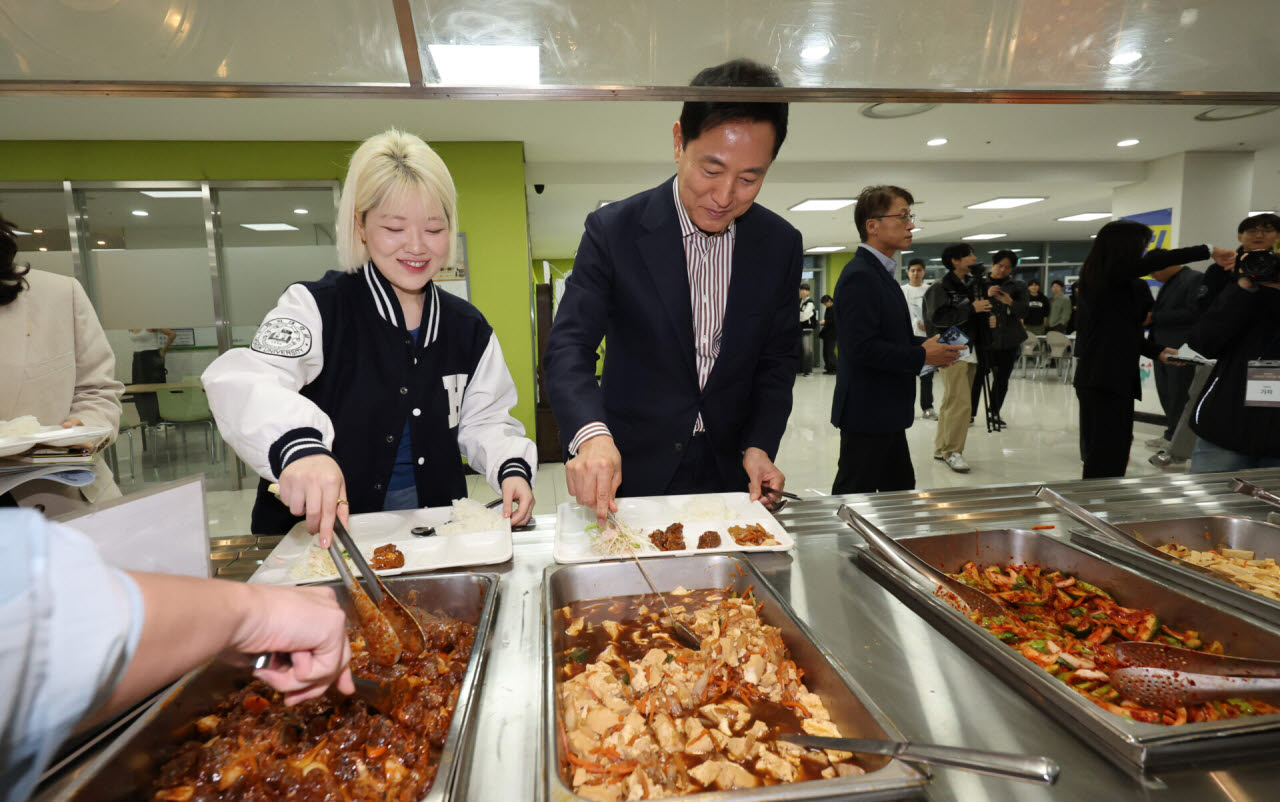 [이데일리 방인권 기자] 오세훈 서울시장이 20일 서울 마포구 홍익대학교 학생식당에서 학생들과 점심 식사를 하기 위해 직접 음식을 담고 있다.오 시장은 이날 학생들의 취업과 대학 생활에 대한 고민을 듣고 서울시의 주요 청년정책을 공유했다.