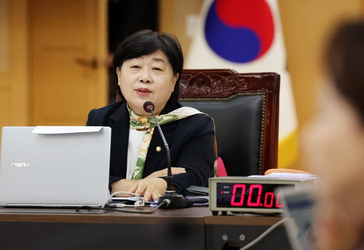 서영교 더불어민주당 의원이 20일 전남광주통합특별시 동구 광주고등법원에서 열린 국회 법제사법위원회의 대전고등법원과 광주고법, 특허법원, 대전지법, 청주지법, 광주지법, 전주지법, 제주지법 대상 국정감사에서 질의하고 있다.(사진=연합뉴스)