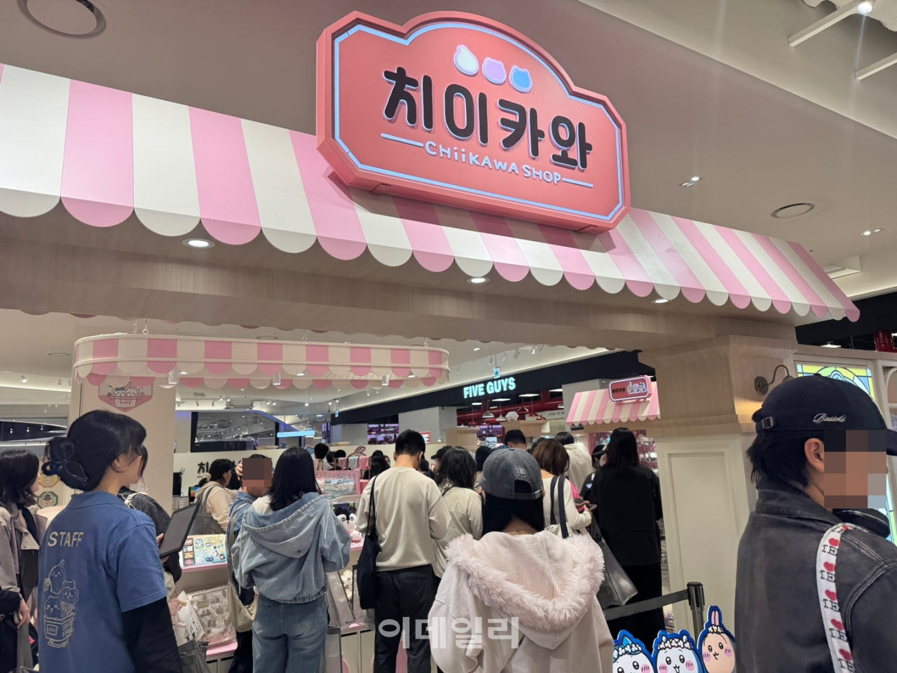 지난 19일 서울 용산구에 있는 용산아이파크몰 치이카와 팝업스토어에 사람들이 북적이고 있다.(사진=최희재 기자)