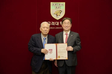 왼쪽부터 이석호 회장, 김동원 총장(사진=고려대)