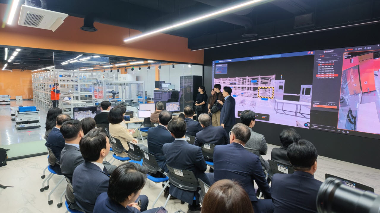 연구진이 피지컬AI랩에서 기기 동작을 시연하고 있다.(사진=KAIST)
