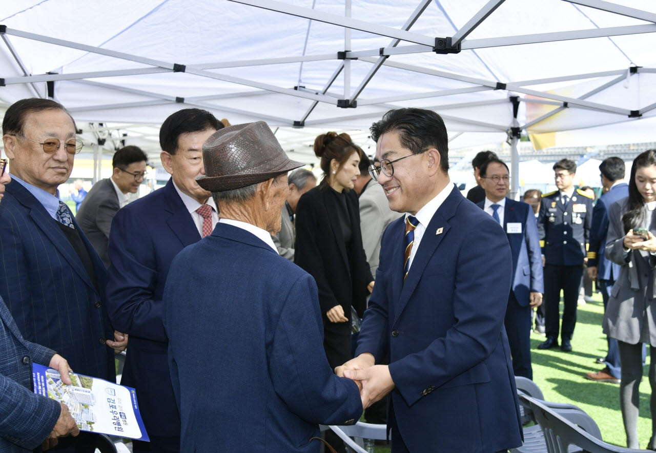 이기형 김포시장이 20일 김포종합운동장에서 열린 제30회 노인의날 기념행사에서 참석자를과 인사하고 있다. (사진 = 김포시 제공)