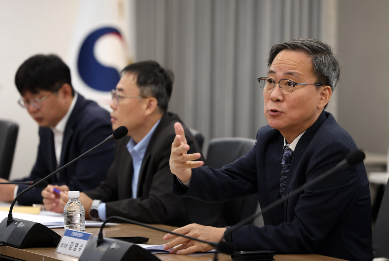김영수 문화체육관광부 제1차관이 20일 서울 종로구 국립현대미술관 서울관 대회의실에서 열린 학교예술강사·생활체육지도자 노정협의체 출범 기념 간담회에서 인사말을 하고 있다.