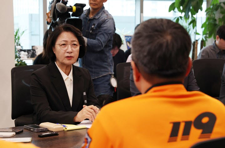 20일 경기도 수원시 경기도청에서 추미애 경기도지사가 전국공무원노동조합 소방본부 소방관들과 간담회를 하고 있다.(사진=연합뉴스)