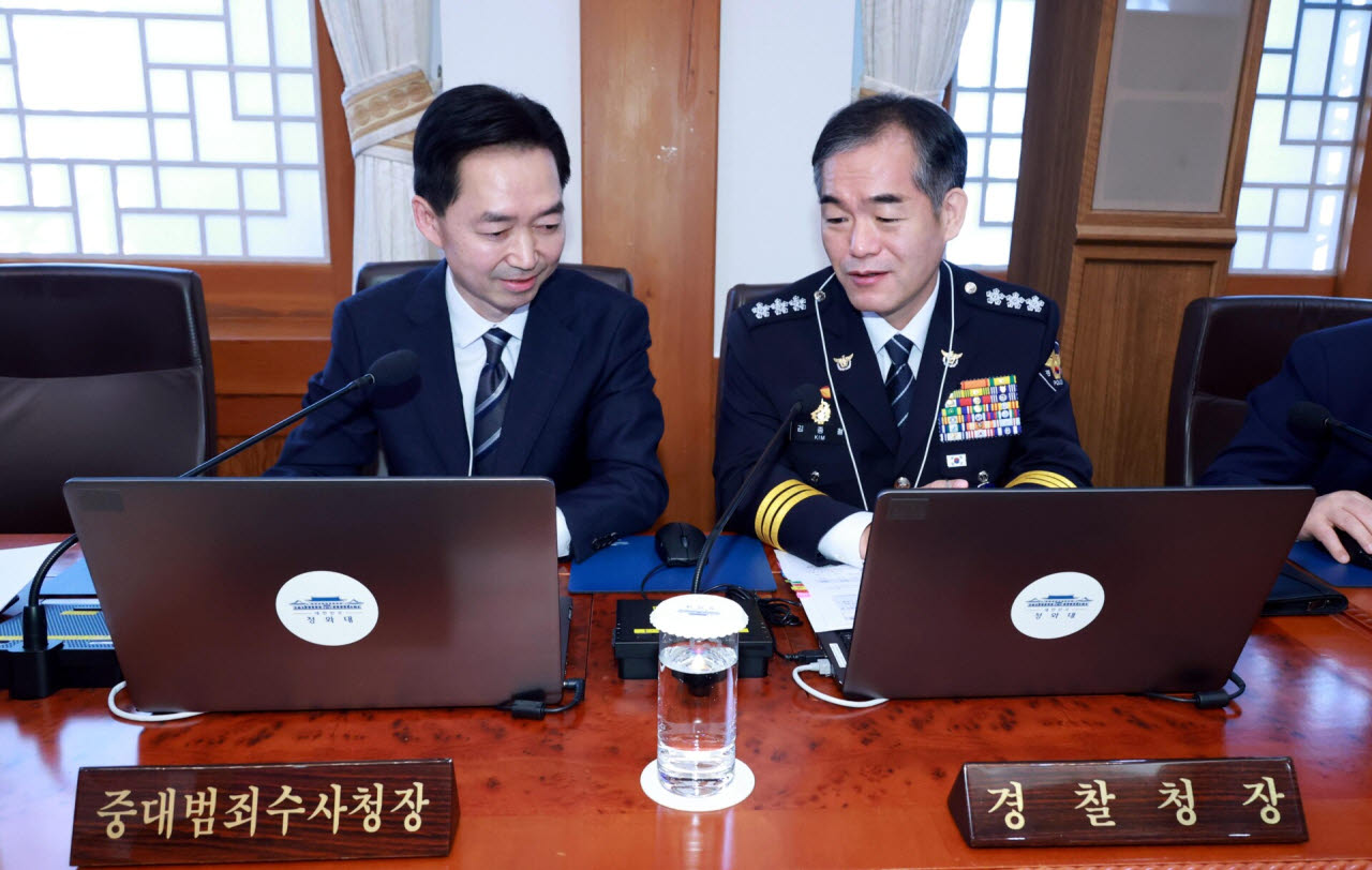 김지용 중대범죄수사청장과 김종철 경찰청장 직무대행이 20일 청와대에서 열린 국무회의에서 대화를 하고 있다.(사진=뉴시스)