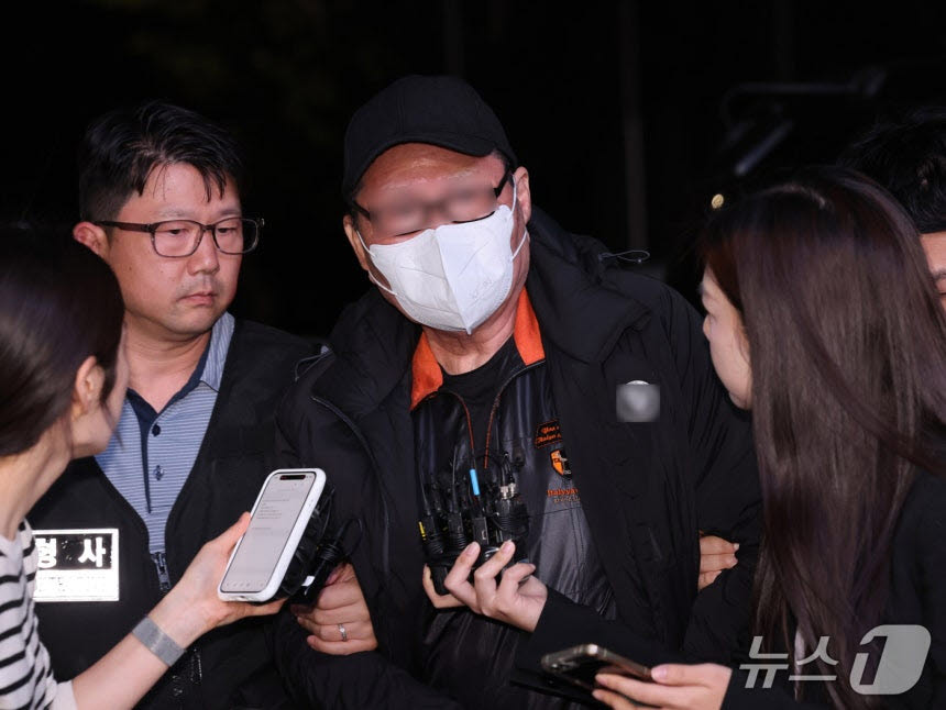 역삼동 빌딩 두 곳에 잇따라 불을 지른 혐의를 받는 방화 용의자 A씨가 20일 오후 서울 강남구 수서경찰서로 압송되고 있다. (사진=뉴스1)