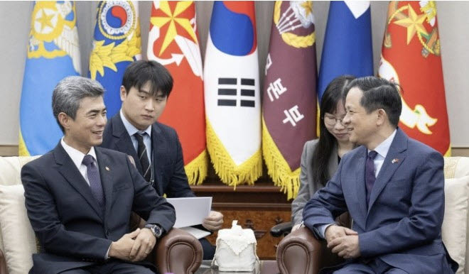 강신철 국방부 장관이 다이빙 주한중국대사를 접견하고 있다.(사진=국방부)
