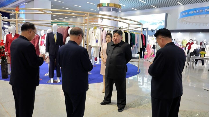 김정은 북한 국무위원장이 지난 19일 딸 주애와 함께 '전국피복, 신발전시회-2026'의 옷 전시장을 둘러보고 있다 (사진=연합뉴스)