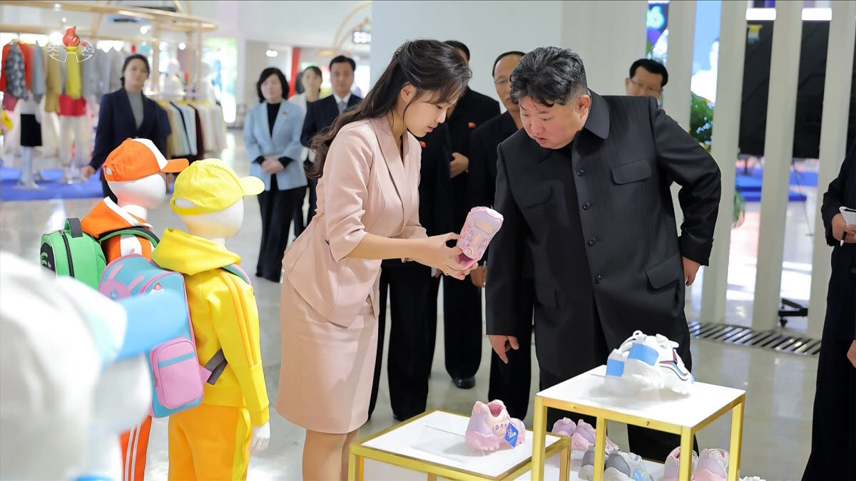 김정은 국무위원장이 지난 19일 '전국피복, 신발전시회-2026'을 찾아 딸 주애가 들어 보이는 분홍색 아동용 운동화를 살펴보고 있다 (사진=연합뉴스)