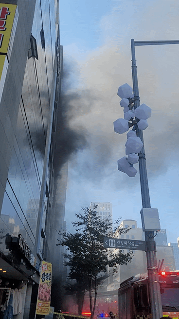 20일 정오께 강남구 역삼동 소재 빌딩에서 불이 나 주변이 검은 연기로 자욱한 모습이다.(영상= 독자 제공)