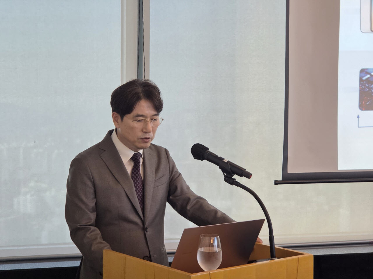 김영곤 이에스티 대표가 20일 서울 여의도에서 기자간담회를 개최하고 있다. (사진=이에스티)