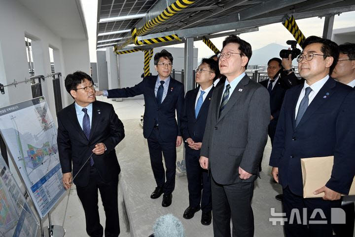 이재명 대통령이 20일 인천 계양 공공주택지구에서 3기 신도시 현장 시찰을 하고 있다. (사진=뉴시스)