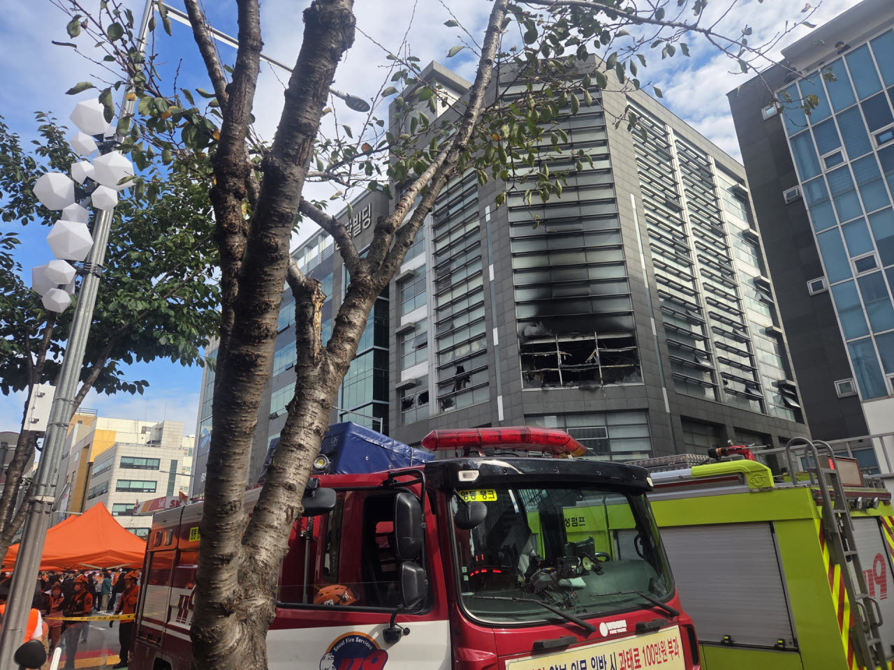 20일 강남구 역삼동 소재 빌딩에서 화재가 난 현장의 모습이다.(사진=염정인 기자)