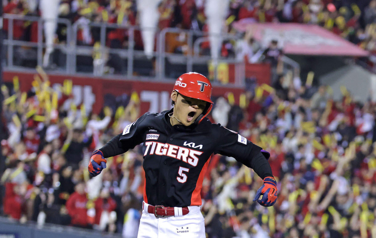 20일 잠실구장에서 열린 KBO 프로야구 포스트시즌 준플레이오프 3차전 KIA 타이거즈와 LG 트윈스의 경기. 2회초 1사 만루 상황에서 KIA 김도영이 만루 홈런을 친 뒤 환호하고 있다. 사진=연합뉴스