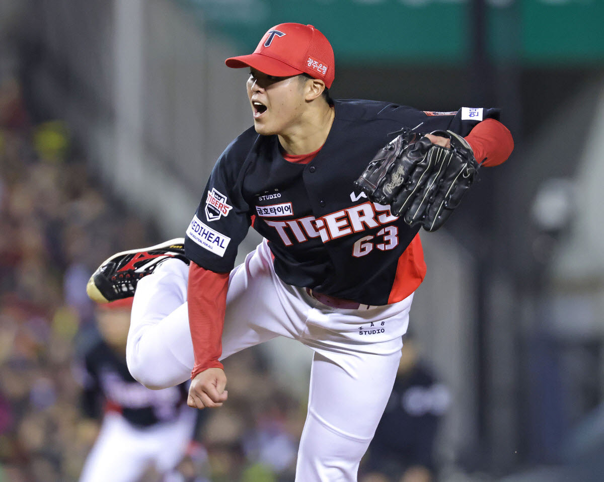 20일 잠실야구장에서 열린 KBO 프로야구 포스트시즌 준플레이오프 3차전 KIA타이거즈와 LG트윈스의 경기. 5회말 KIA 선발 투수 시라카와가 역투하고 있다. 사진=연합뉴스