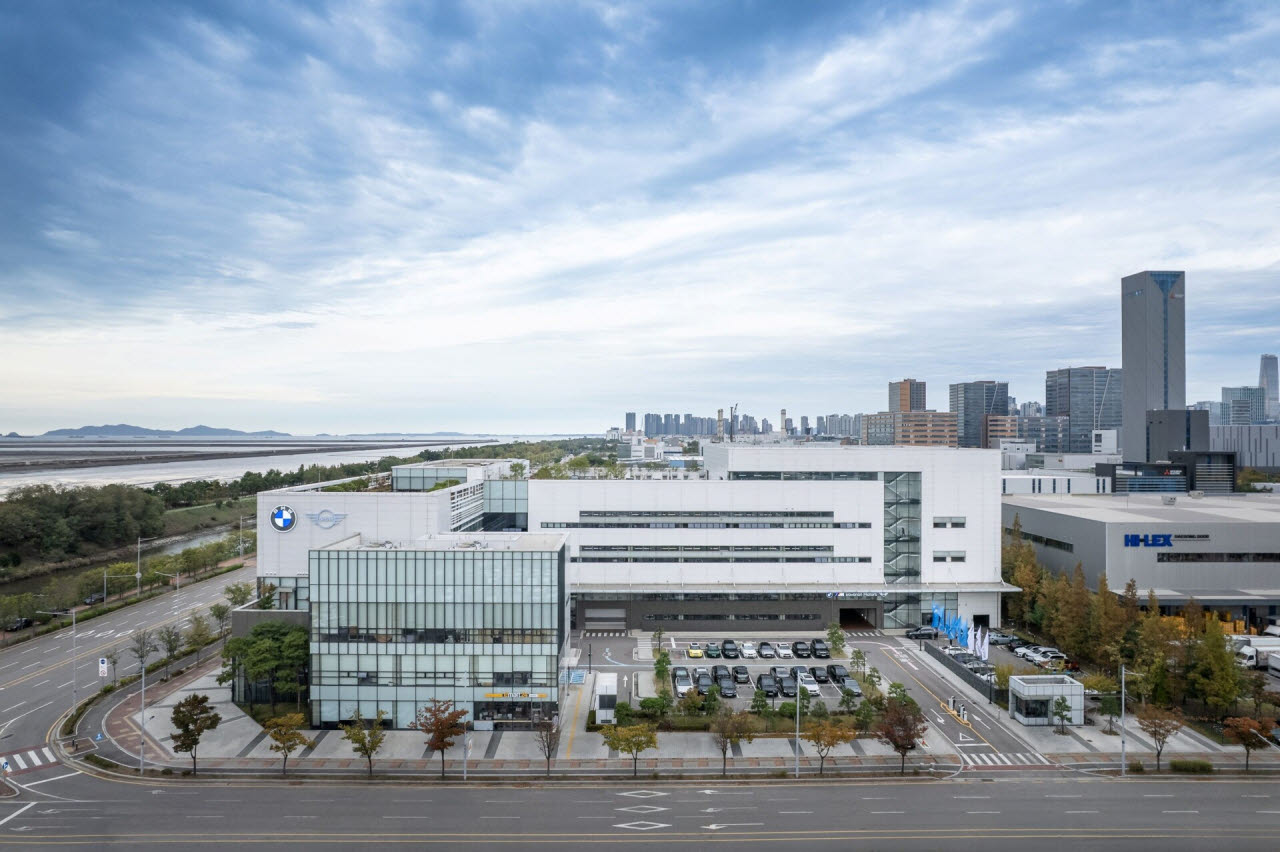 인천 송도의 BMW·MINI 전시장 겸 서비스센터, 인증중고차 전시장 전경. (사진=바바리안모터스)