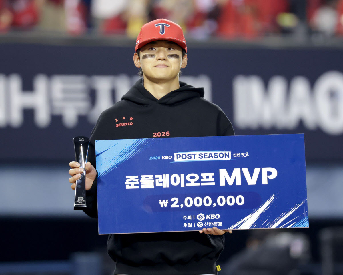 KBO 프로야구 포스트시즌 준플레이오프 MVP를 차지한 KIA 타이거즈 김도영이 20일 서울 잠실야구장에서 열린 LG 트윈스와의 준플레이오프 3차전을 마친 뒤 기념촬영을 하고 있다. 사진=연합뉴스
