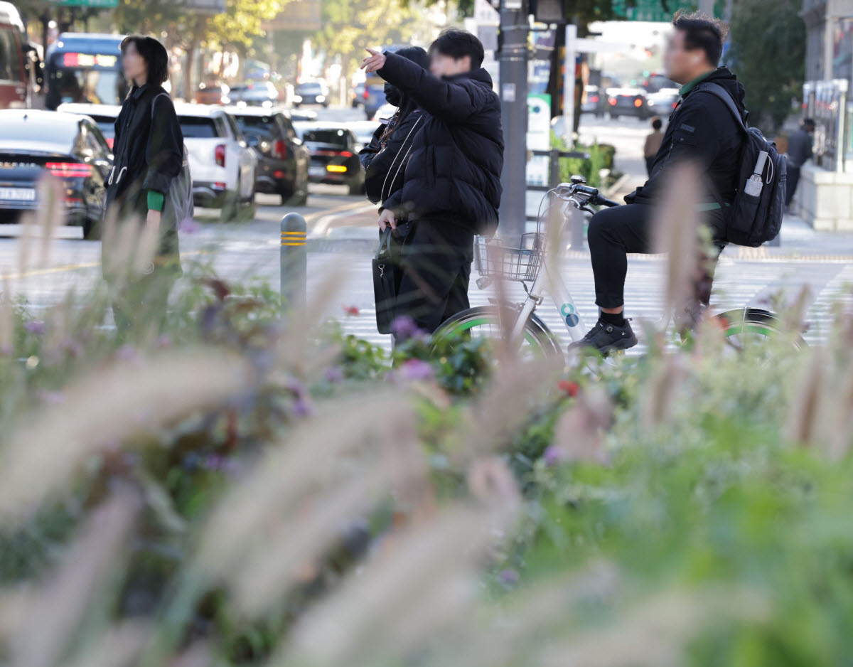 전국적으로 쌀쌀한 날씨를 보였던 지난 6일 서울 종로구 광화문광장에서 패딩을 입은 시민이 보행 신호를 기다리고 있다. (사진=연합뉴스)
