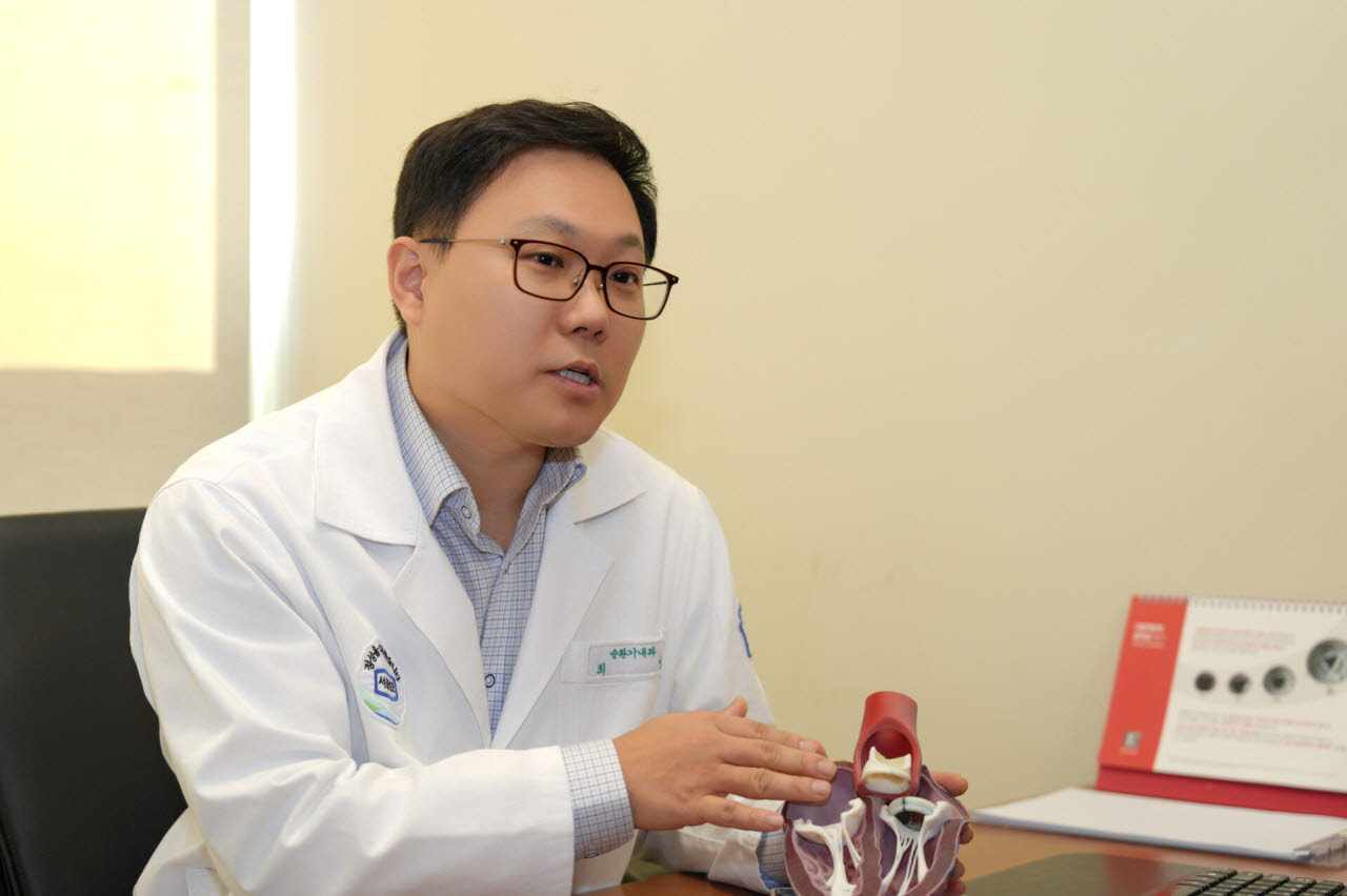 최영 서울성모병원 심뇌혈관병원 부정맥팀 교수(순환기내과)가 환자에게 부정맥에 대해 설명하고 있다. (사진= 가톨릭대 서울성모병원)