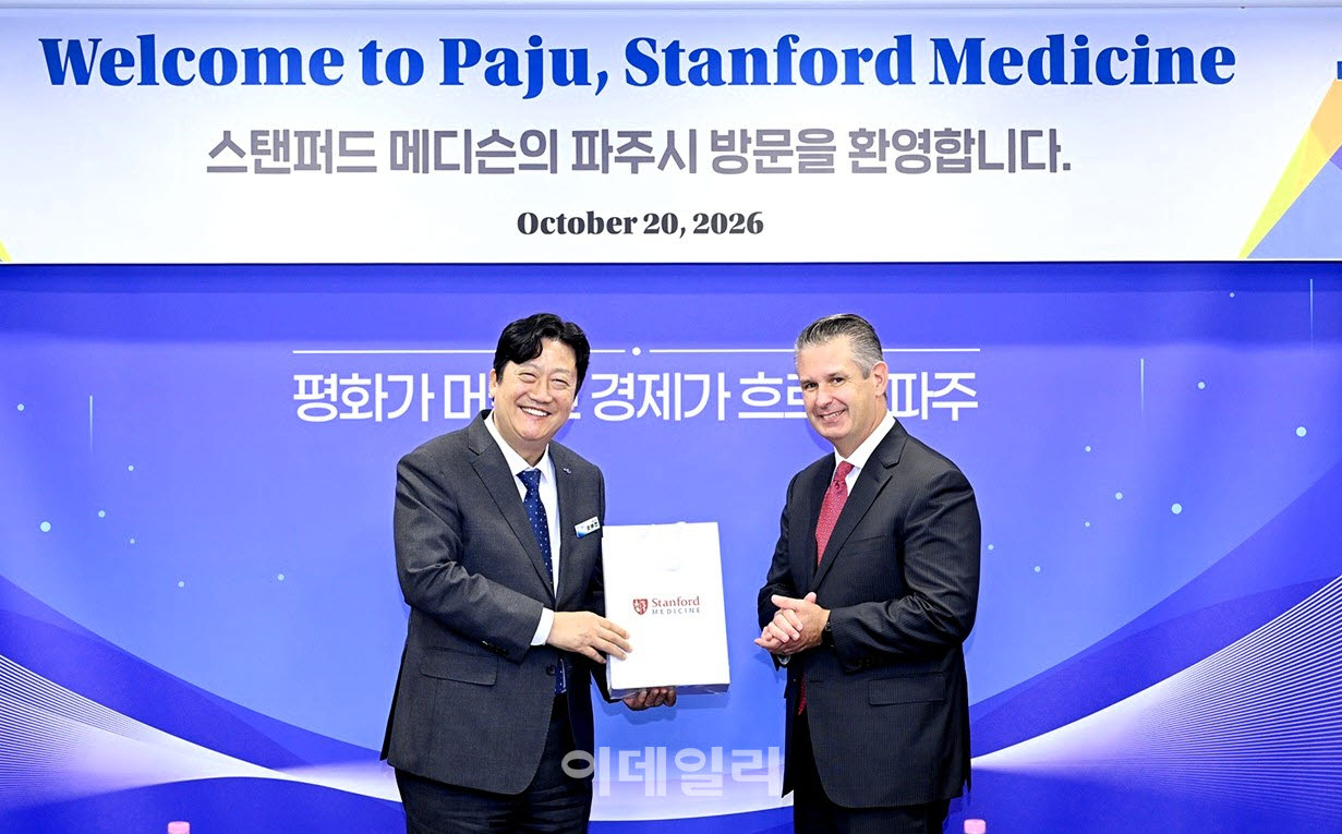 손배찬 시장(왼쪽)과 미국 스탠퍼드대 관계자가 기념촬영을 하고 있다.(사진=파주시)