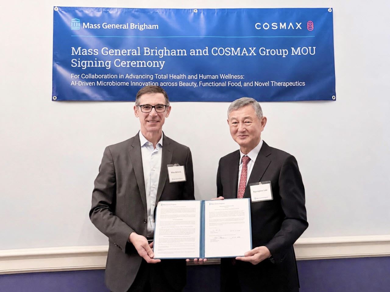 지난 13일(현지시간) 미국 보스턴 매사추세츠 종합병원(Massachusetts General Hospital, MGH)에서 열린 ‘코스맥스-MGB 공동연구 협약식’에서 이경수 코스맥스그룹 회장(오른쪽)과 마이크 맥날리 MGB 최고개발책임자가 기념촬영을 하고 있다. (사진=코스맥스)