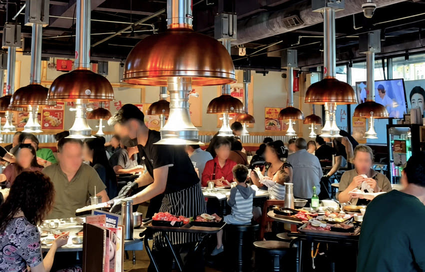 미국 텍사스주 캐럴턴 새마을식당을 찾은 고객들이 식사를 즐기고 있다. (사진=더본코리아)