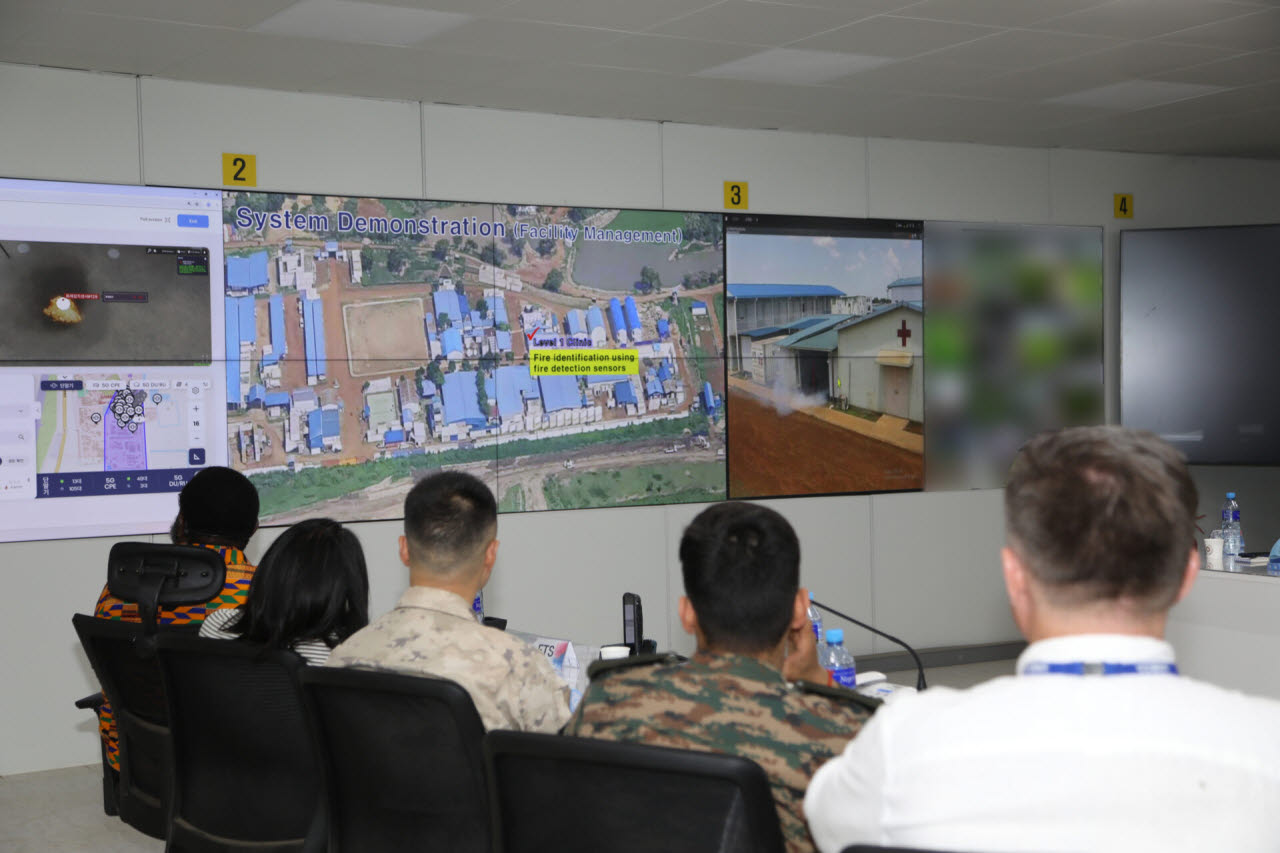 남수단 한빛부대 '스마트캠프 사업 준공식'에 참석한 유엔 관계자들이 사물인터넷(IoT)을 활용해 실시간으로 수집된 부대의 상황을 비디오월로 지켜보고 있다. (사진=육군)