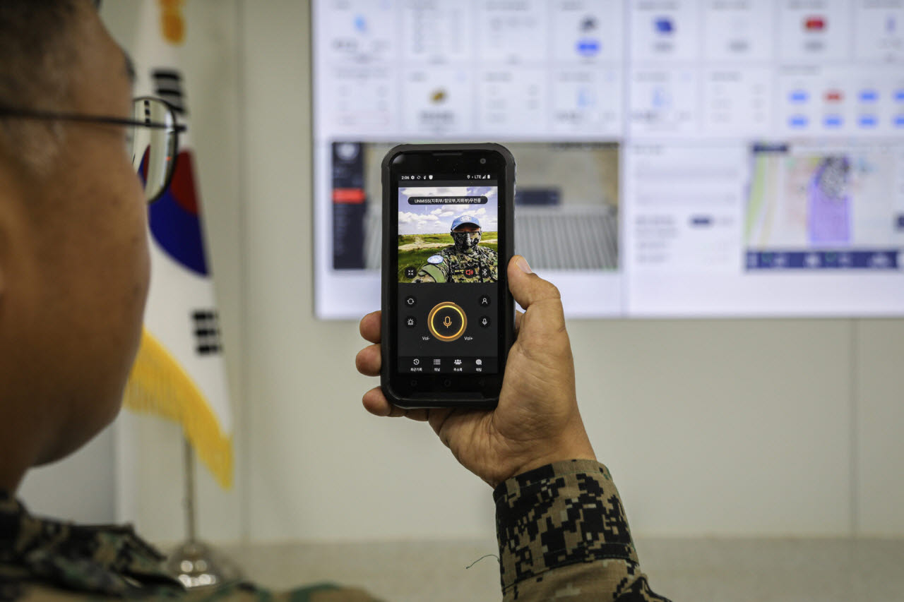 20일 열린 한빛부대 스마트캠프 사업 준공식에서 배낭형 통신장비를 활용하여 보르(Bor)와 피보르(Pibor) 지역 간 구성된 무선 네트워크를 통해 영상통화를 시연하고 있다. (사진=육군)