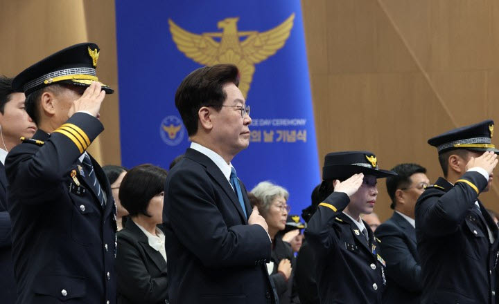 이재명 대통령이 21일 서울 서대문구 경찰청에서 열린 81주년 경찰의 날 기념식에 국기에 대한 경례를 하고 있다.(사진=연합뉴스)