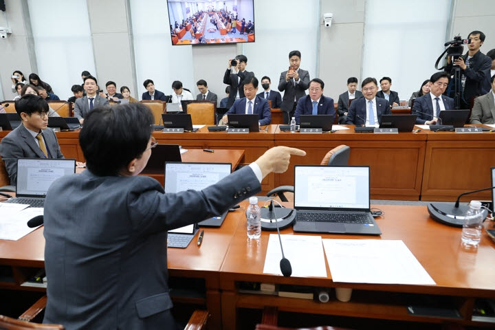 21일 국회에서 열린 운영위원회 전체회의에서 윤용근 국민의힘 의원이 국정감사 증인 채택을 두고 민주당 위원들과 설전을 벌이고 있다.(사진=연합뉴스)